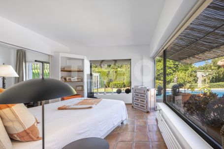 Recently renovated traditional villa, overlooking a green area and on a quiet cul-de-sac
