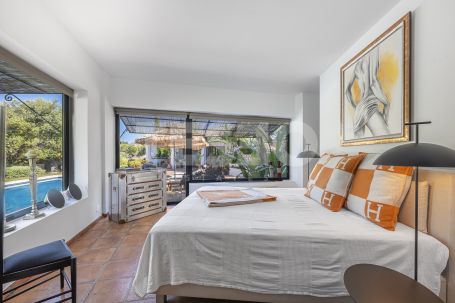 Recently renovated traditional villa, overlooking a green area and on a quiet cul-de-sac