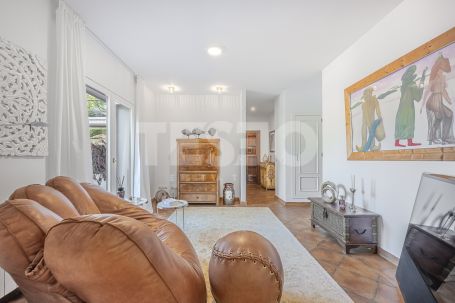Recently renovated traditional villa, overlooking a green area and on a quiet cul-de-sac