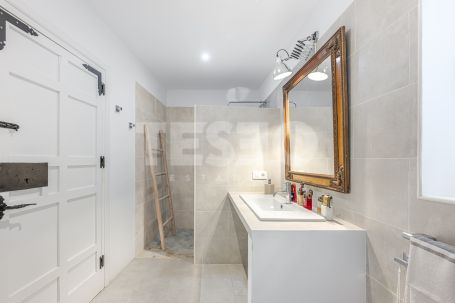 Recently renovated traditional villa, overlooking a green area and on a quiet cul-de-sac