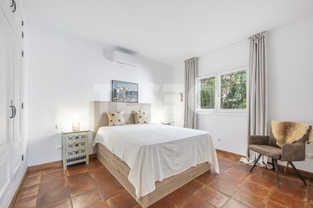 Recently renovated traditional villa, overlooking a green area and on a quiet cul-de-sac