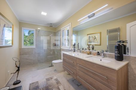 Recently renovated traditional villa, overlooking a green area and on a quiet cul-de-sac