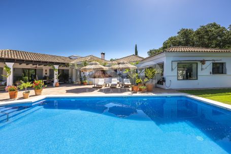 Recently renovated traditional villa, overlooking a green area and on a quiet cul-de-sac