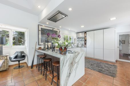Recently renovated traditional villa, overlooking a green area and on a quiet cul-de-sac