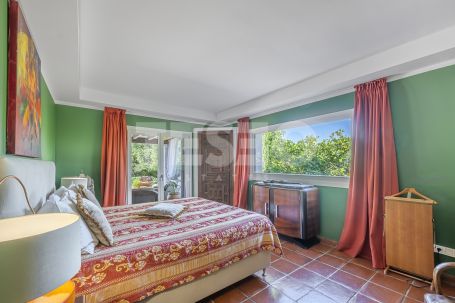 Recently renovated traditional villa, overlooking a green area and on a quiet cul-de-sac