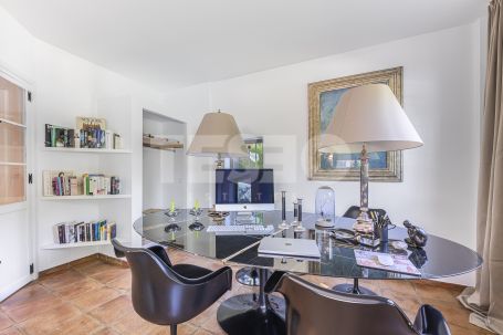 Recently renovated traditional villa, overlooking a green area and on a quiet cul-de-sac