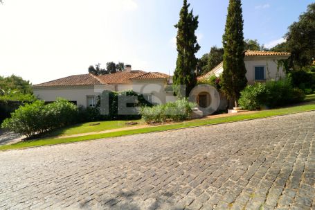 Beautiful andalucian style villa on 2 plots on Altos de Valderrama