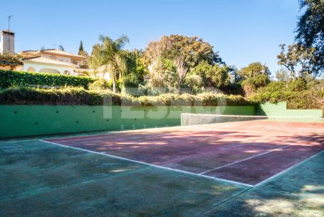 Villa with a tennis court for sale in the exclusive C Zone