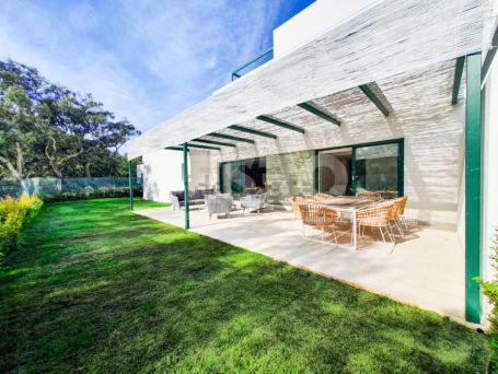 Senda Chica es un nuevo proyecto residencial en Sotogrande compuesto por 102 viviendas de estilo contemporáneo y excepcionales. Zonas comunes dentro de un magnifico entorno natural.