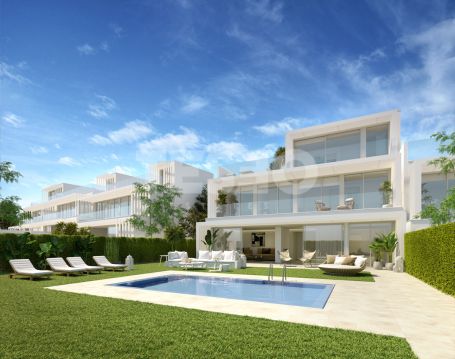 La Finca es un complejo residencial de 176 viviendas de lujo en primera linea del campo del Club de Golf La Cañada. Diseñado por Rafael de la Hoz