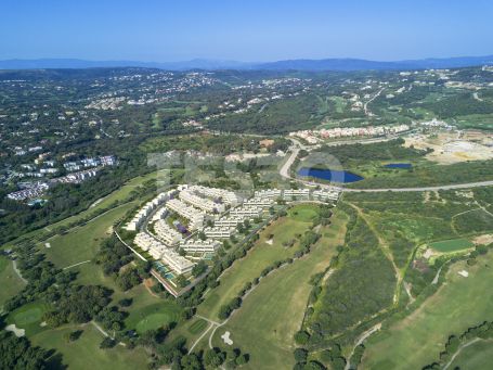 La Finca es un complejo residencial de 176 viviendas de lujo en primera linea del campo del Club de Golf La Cañada. Diseñado por Rafael de la Hoz