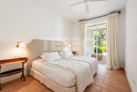 Bungalow in erster Linie am Real Club de Golf von Sotogrande und nur wenige Meter vom Strand entfernt