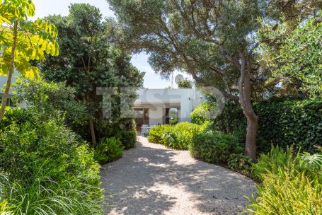 Bungalow in erster Linie am Real Club de Golf von Sotogrande und nur wenige Meter vom Strand entfernt