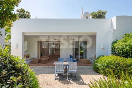 Bungalow in erster Linie am Real Club de Golf von Sotogrande und nur wenige Meter vom Strand entfernt