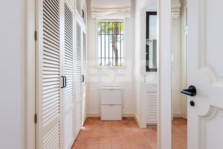 Bungalow in erster Linie am Real Club de Golf von Sotogrande und nur wenige Meter vom Strand entfernt