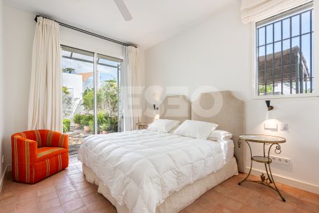 Bungalow in erster Linie am Real Club de Golf von Sotogrande und nur wenige Meter vom Strand entfernt