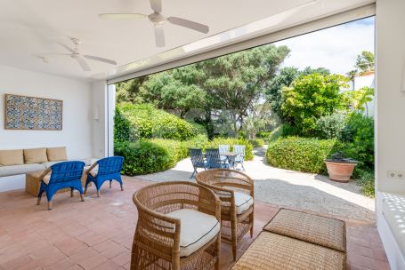 Bungalow in erster Linie am Real Club de Golf von Sotogrande und nur wenige Meter vom Strand entfernt