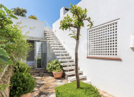 Bungalow in erster Linie am Real Club de Golf von Sotogrande und nur wenige Meter vom Strand entfernt
