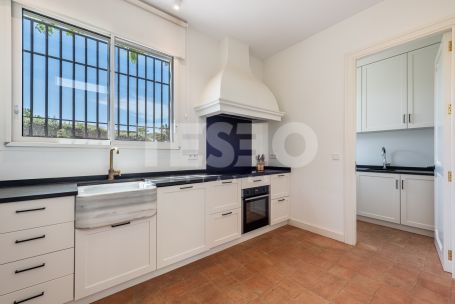 Bungalow in erster Linie am Real Club de Golf von Sotogrande und nur wenige Meter vom Strand entfernt