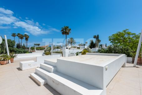 Bungalow in erster Linie am Real Club de Golf von Sotogrande und nur wenige Meter vom Strand entfernt