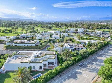 Bungalow in erster Linie am Real Club de Golf von Sotogrande und nur wenige Meter vom Strand entfernt