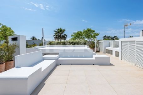 Bungalow in erster Linie am Real Club de Golf von Sotogrande und nur wenige Meter vom Strand entfernt