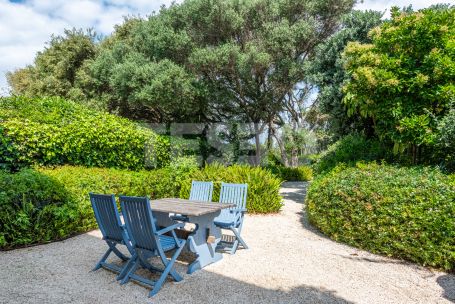 Bungalow in erster Linie am Real Club de Golf von Sotogrande und nur wenige Meter vom Strand entfernt