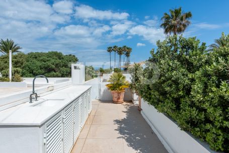 Bungalow in erster Linie am Real Club de Golf von Sotogrande und nur wenige Meter vom Strand entfernt