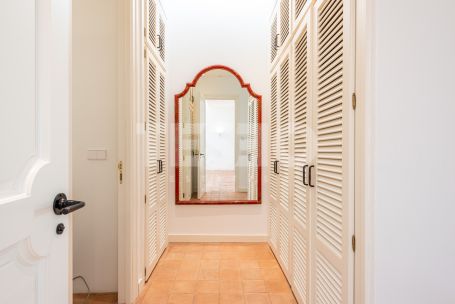 Bungalow in erster Linie am Real Club de Golf von Sotogrande und nur wenige Meter vom Strand entfernt