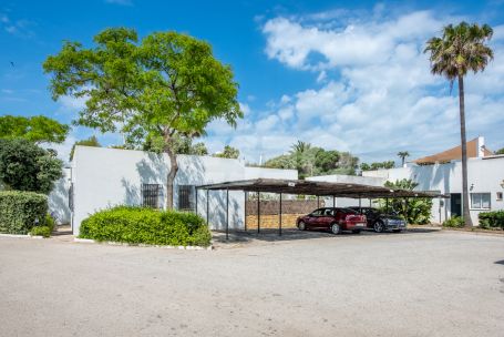 Bungalow in erster Linie am Real Club de Golf von Sotogrande und nur wenige Meter vom Strand entfernt