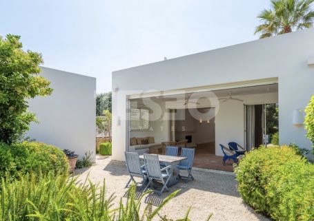 Bungalow in erster Linie am Real Club de Golf von Sotogrande und nur wenige Meter vom Strand entfernt