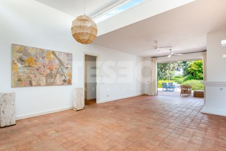 Bungalow in erster Linie am Real Club de Golf von Sotogrande und nur wenige Meter vom Strand entfernt