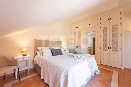 Elegantes, vollständig renoviertes Reihenhaus in Los Cármenes de Almenara, Sotogrande Alto