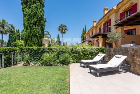 Elegantes, vollständig renoviertes Reihenhaus in Los Cármenes de Almenara, Sotogrande Alto