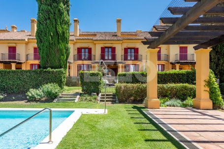 Elegantes, vollständig renoviertes Reihenhaus in Los Cármenes de Almenara, Sotogrande Alto