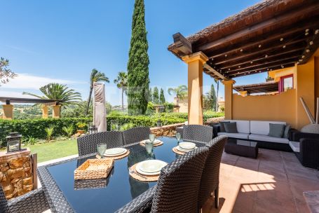 Elegantes, vollständig renoviertes Reihenhaus in Los Cármenes de Almenara, Sotogrande Alto
