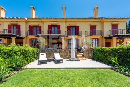 Elegantes, vollständig renoviertes Reihenhaus in Los Cármenes de Almenara, Sotogrande Alto
