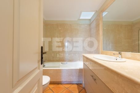 Elegantes, vollständig renoviertes Reihenhaus in Los Cármenes de Almenara, Sotogrande Alto