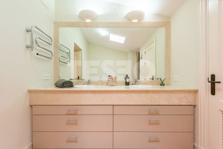 Elegantes, vollständig renoviertes Reihenhaus in Los Cármenes de Almenara, Sotogrande Alto