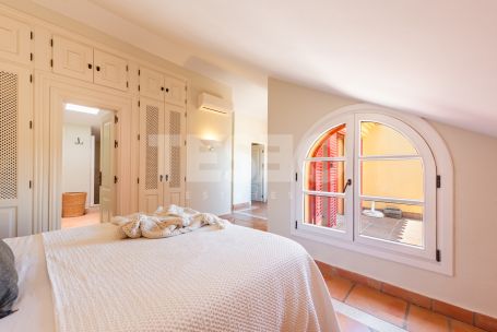 Elegantes, vollständig renoviertes Reihenhaus in Los Cármenes de Almenara, Sotogrande Alto