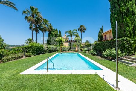 Elegantes, vollständig renoviertes Reihenhaus in Los Cármenes de Almenara, Sotogrande Alto