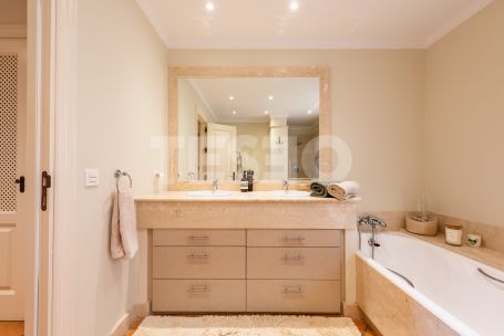 Elegantes, vollständig renoviertes Reihenhaus in Los Cármenes de Almenara, Sotogrande Alto