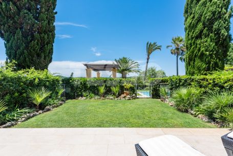 Elegantes, vollständig renoviertes Reihenhaus in Los Cármenes de Almenara, Sotogrande Alto