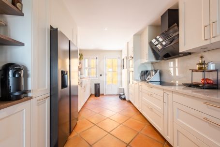 Elegantes, vollständig renoviertes Reihenhaus in Los Cármenes de Almenara, Sotogrande Alto