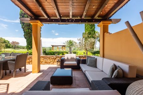 Elegantes, vollständig renoviertes Reihenhaus in Los Cármenes de Almenara, Sotogrande Alto