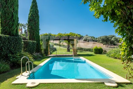 Elegantes, vollständig renoviertes Reihenhaus in Los Cármenes de Almenara, Sotogrande Alto