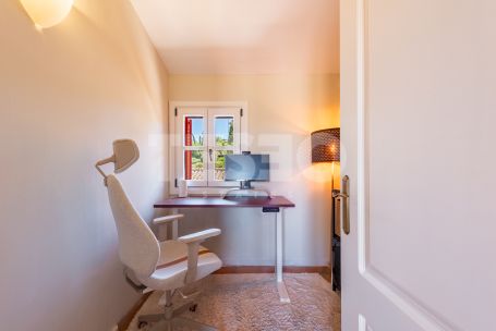 Elegantes, vollständig renoviertes Reihenhaus in Los Cármenes de Almenara, Sotogrande Alto