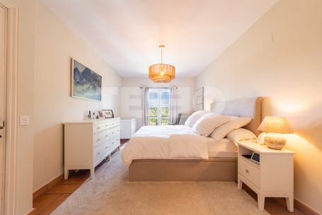 Elegantes, vollständig renoviertes Reihenhaus in Los Cármenes de Almenara, Sotogrande Alto
