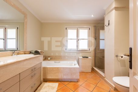 Elegantes, vollständig renoviertes Reihenhaus in Los Cármenes de Almenara, Sotogrande Alto