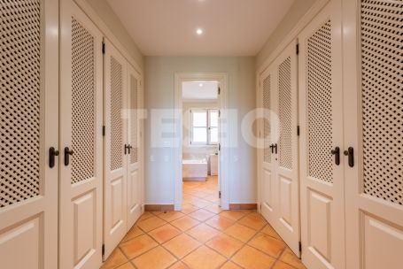 Elegantes, vollständig renoviertes Reihenhaus in Los Cármenes de Almenara, Sotogrande Alto